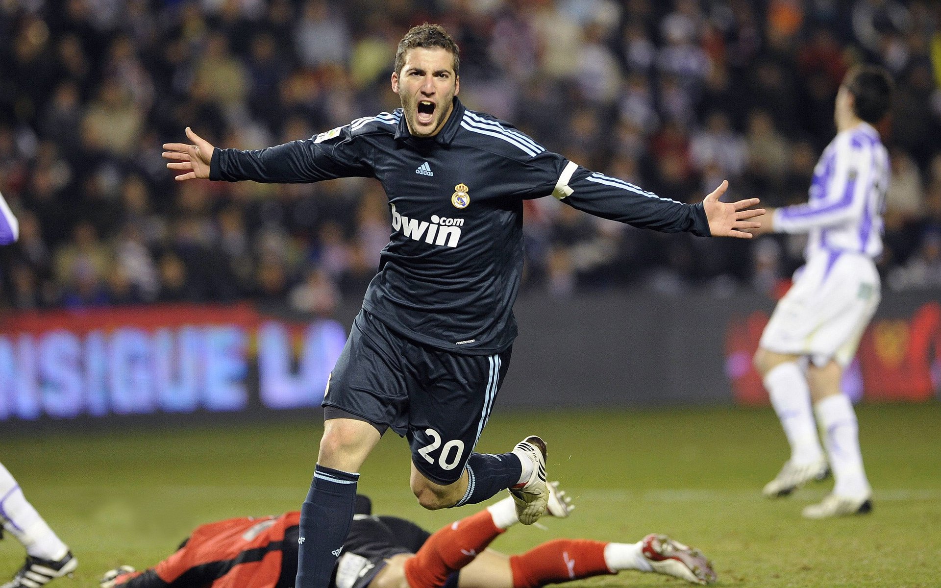 曼城继续在欧冠小组赛中保持全胜，福登与哈兰德继续闪光，曼城引援哈兰德